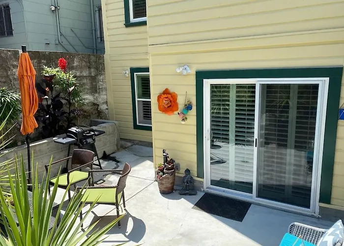 Beautiful Condo In Sun Drenched Garden