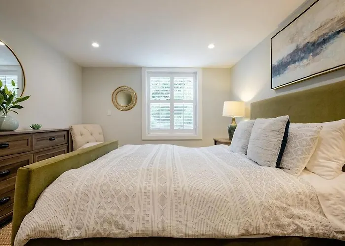 Beautiful Condo In Sun Drenched Garden